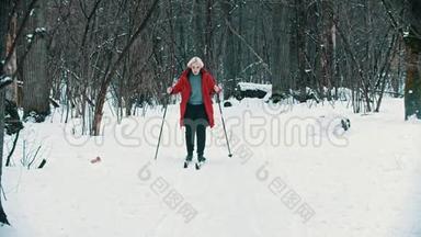 一个身穿红色羽绒服的金发年轻女子在森林里滑雪